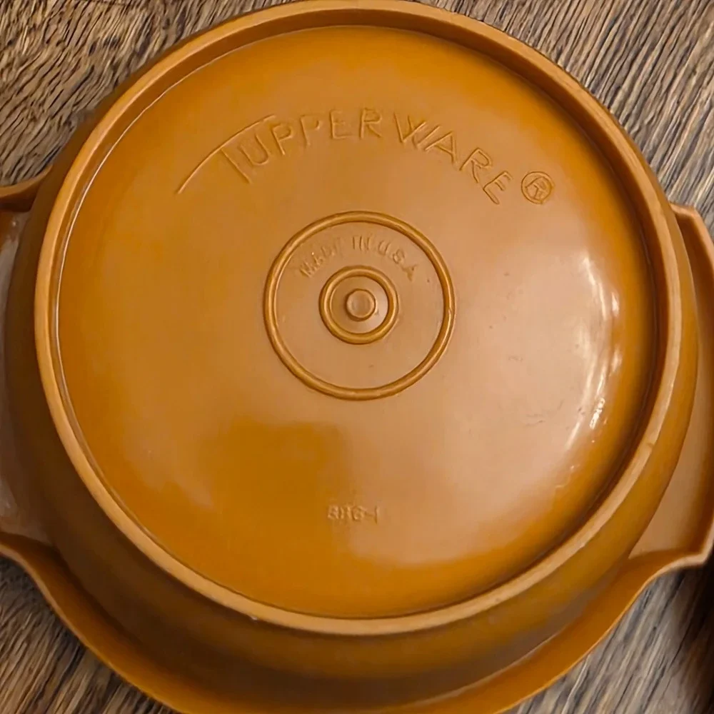 Vintage Tupperware Servalier Bowls 20 oz‎ Orange Mustard Sunburst Lids Set of 2